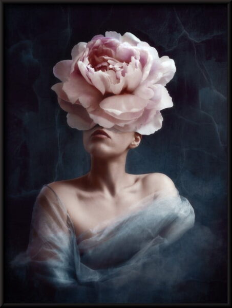 Poster Femme à tête de pivoine – Image 2