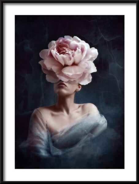 Poster Femme à tête de pivoine