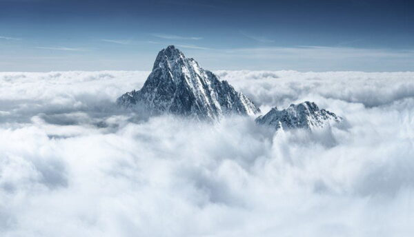 Peinture murale Montagne dans les nuages