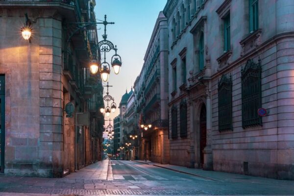 Une rue déserte du quartier gothique
