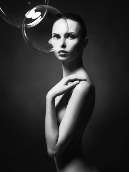 Une image d'une femme Toples – Image 2