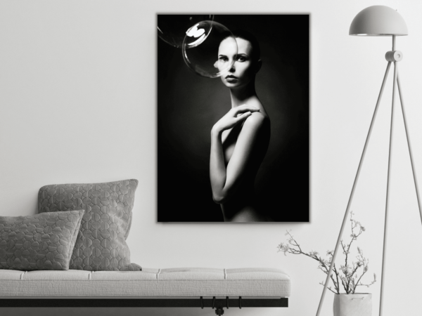 Une image d'une femme Toples – Image 3
