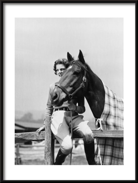 Fille avec une affiche de cheval