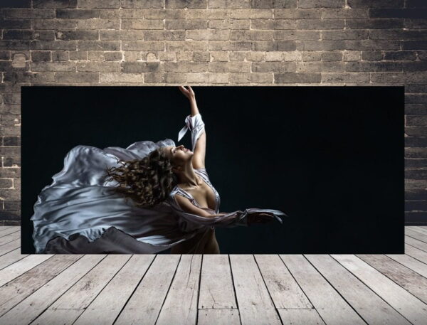 Image de la danse aux cheveux longs