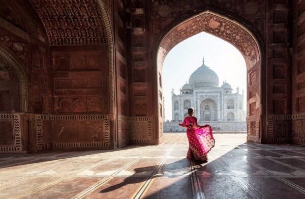 Peinture murale Femme dans le Taj Mahal
