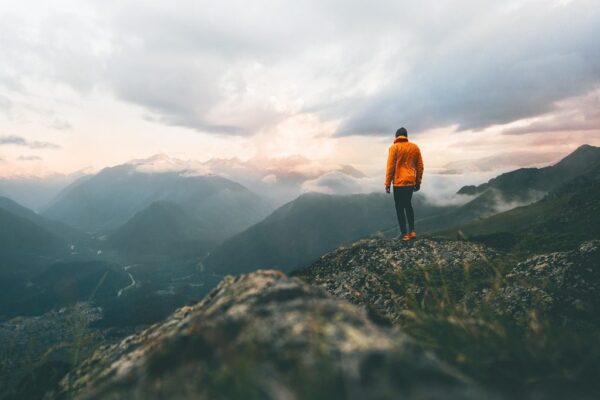 Peinture murale Homme au sommet d'une montagne