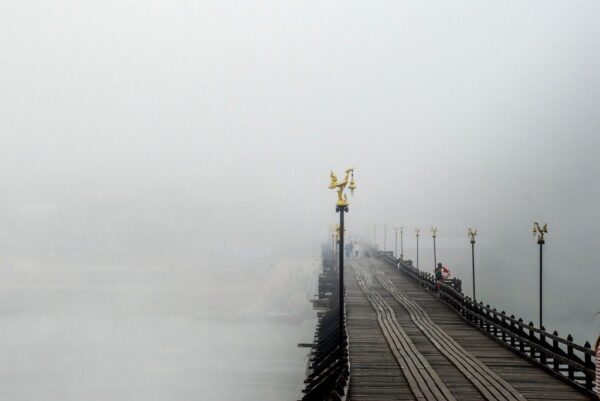 Une image du pont dans le brouillard – Image 3