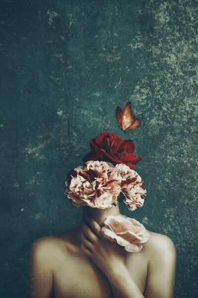 Une image d'une femme et un bouquet de fleurs – Image 2
