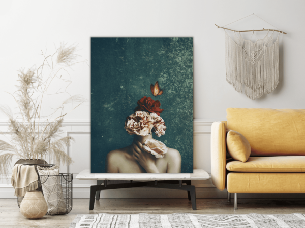 Une image d'une femme et un bouquet de fleurs – Image 3