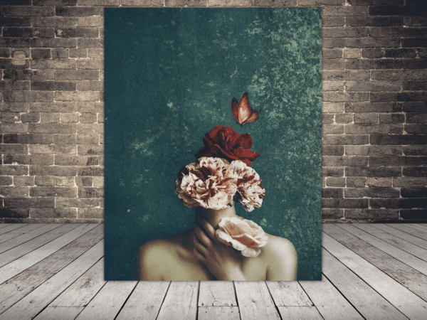 Une image d'une femme et un bouquet de fleurs