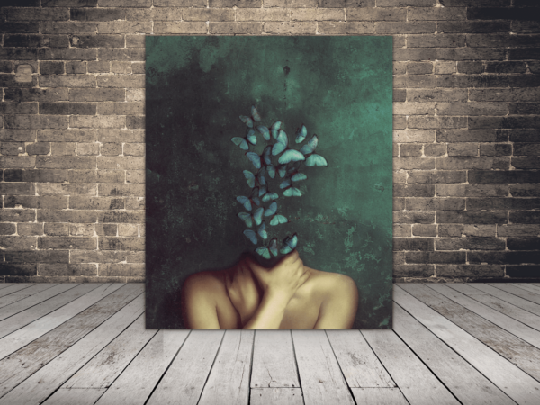 Une image d'une femme et de fleurs bleues