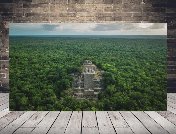 Une image d'une pyramide maya