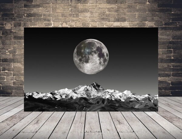 Une image de la lune dans les montagnes