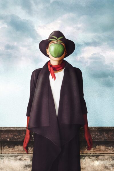 Une image d'une femme avec une pomme – Image 2