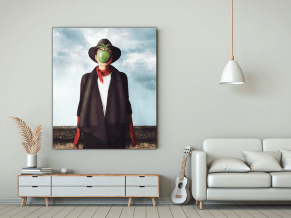 Une image d'une femme avec une pomme – Image 3