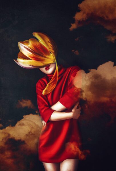 Une image d'une femme et d'une tulipe – Image 2
