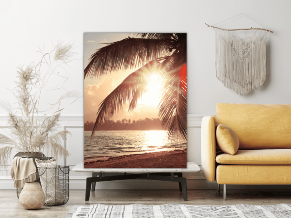 Une image d'un palmier et d'un soleil – Image 3