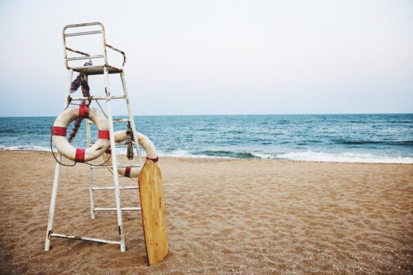Une image d'une chaise de sauveteur – Image 3