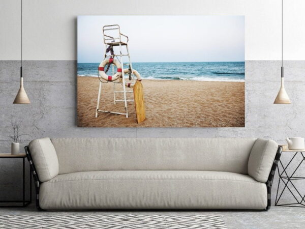 Une image d'une chaise de sauveteur – Image 2