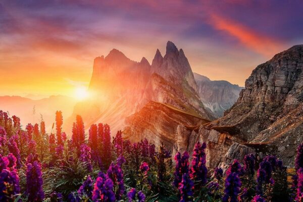 Une image du soleil jaillissant de derrière les montagnes – Image 2
