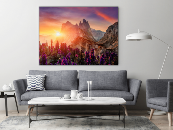 Une image du soleil jaillissant de derrière les montagnes – Image 3
