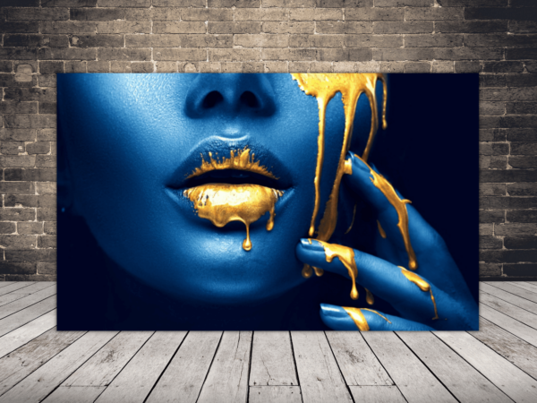 Image d'un visage bleu et de lèvres dorées
