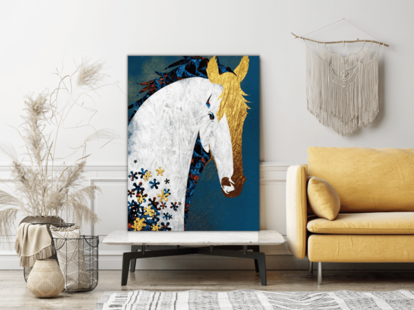 Image d'un cheval avec une crinière dorée – Image 3