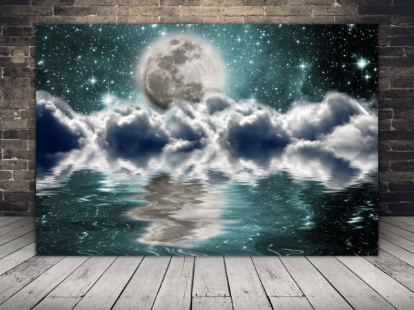 Une image de la lune dans l'eau
