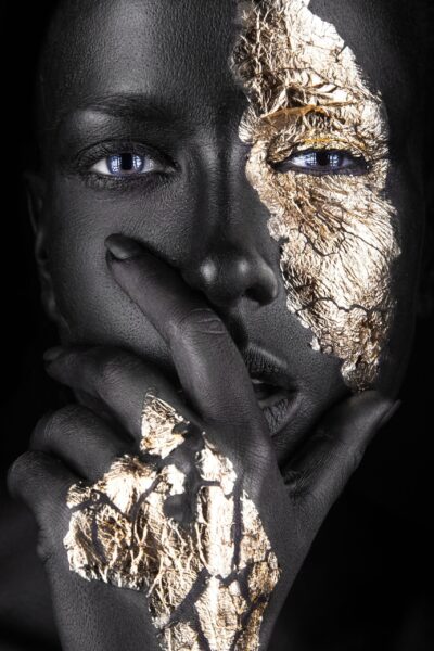 L'image d'une femme au visage doré – Image 2
