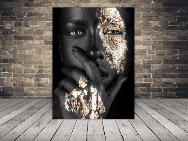 L'image d'une femme au visage doré