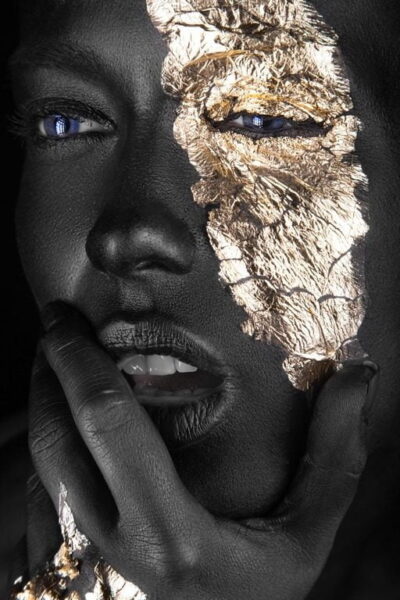 Une image d'un masque aux pétales d'or – Image 2