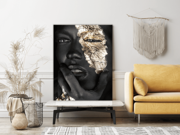 Une image d'un masque aux pétales d'or – Image 3