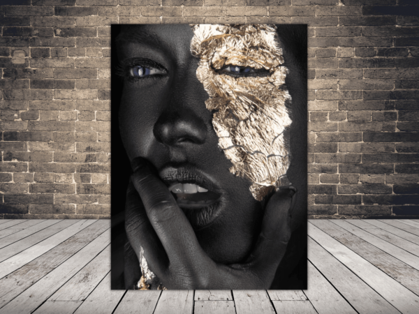 Une image d'un masque aux pétales d'or