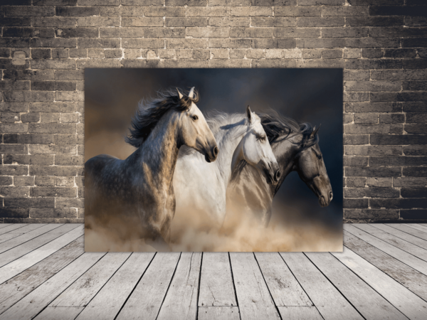 Une image d'un cheval qui court