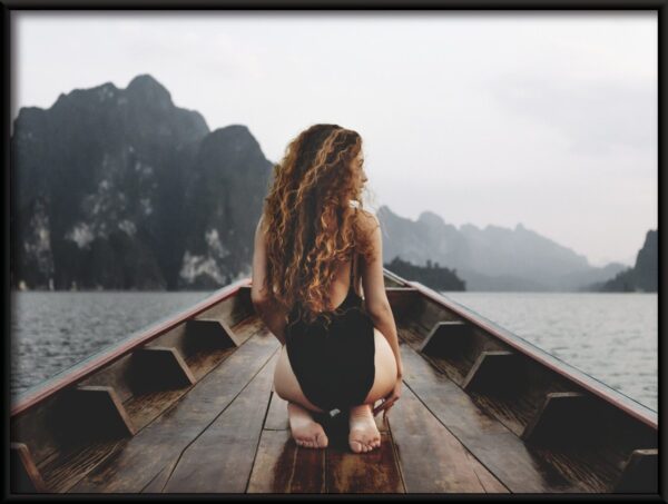 Fille sur un bateau Poster – Image 2