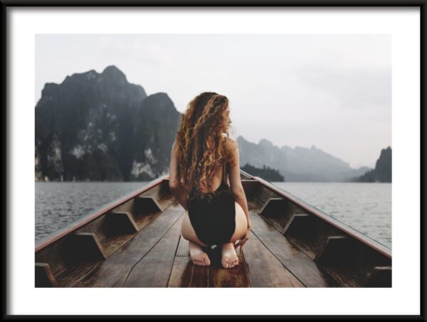 Fille sur un bateau Poster