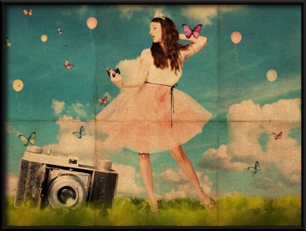 Fille avec une affiche de caméra – Image 2