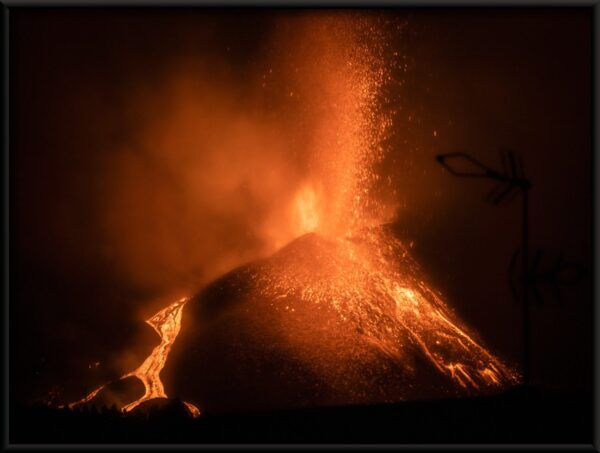 Éruption volcanique Poster – Image 2