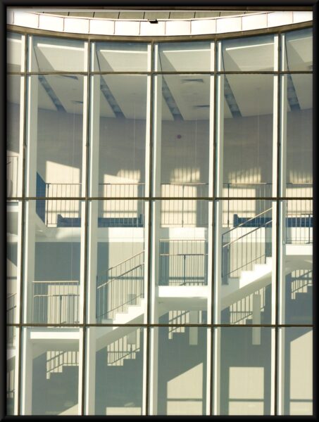 Escalier derrière une vitre Poster – Image 4