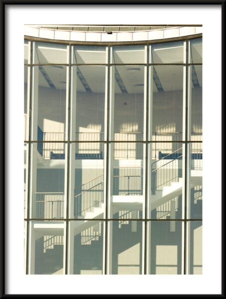 Escalier derrière une vitre Poster – Image 3