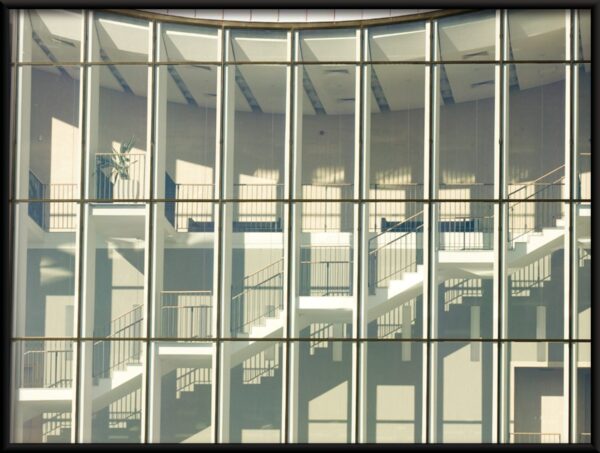 Escalier derrière une vitre Poster – Image 2