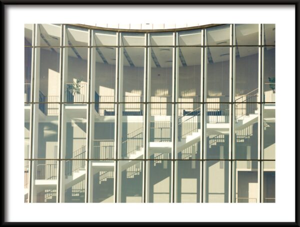 Escalier derrière une vitre Poster