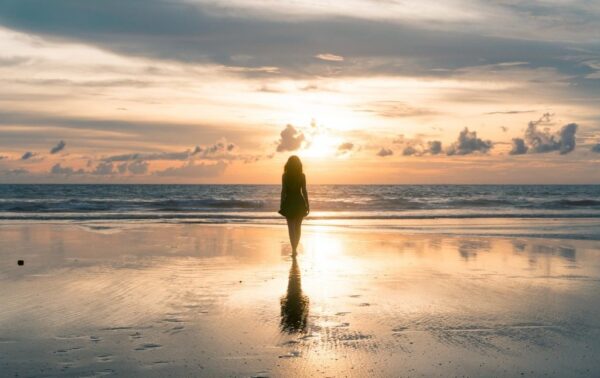 Papier peint Femme sur la plage