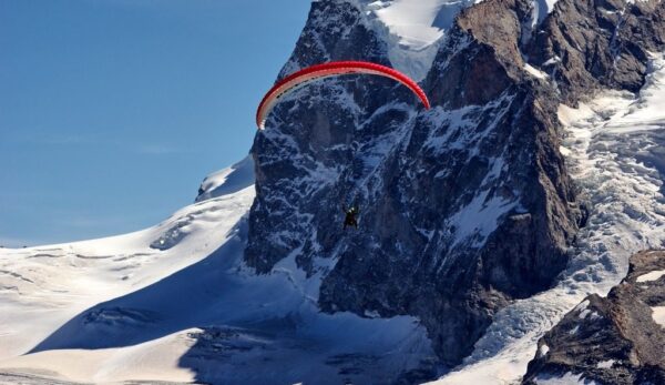 Peinture murale Vol dans les montagnes