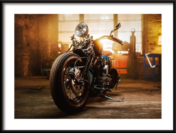 Moto dans le garage Poster