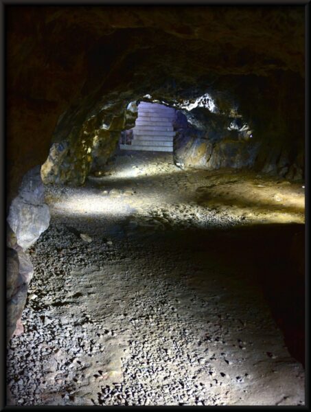 Affiche Dans L'Obscurité D'une Grotte – Image 4