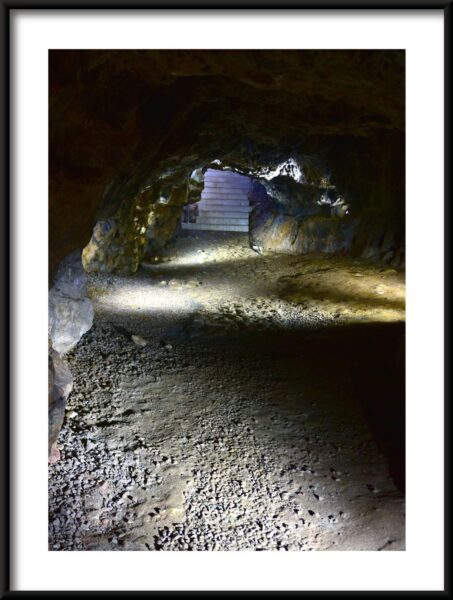 Affiche Dans L'Obscurité D'une Grotte – Image 3