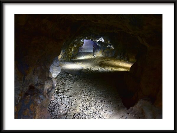 Affiche Dans L'Obscurité D'une Grotte