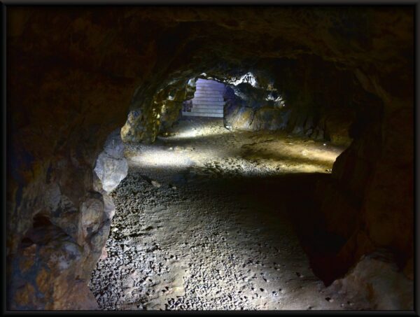 Affiche Dans L'Obscurité D'une Grotte – Image 2