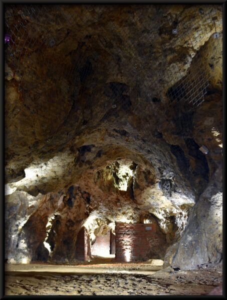 Affiche Dans Le Tunnel De La Grotte – Image 4